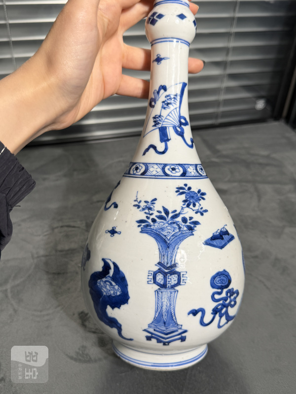 清康熙青花博古纹蒜头瓶 - 图4